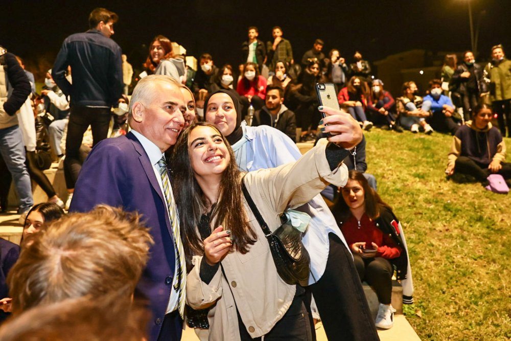 PAÜ'yü kazanan öğrenciler ile düzenlenen tanışma toplantısında yoğun ilgi ve sevgi gösterileri ile karşılanan Başkan Zolan, gençlere yönelik sayısız proje hayata geçirdiklerini belirterek bu kapsamda Cumhurbaşkanı Recep Tayyip Erdoğan tarafından 