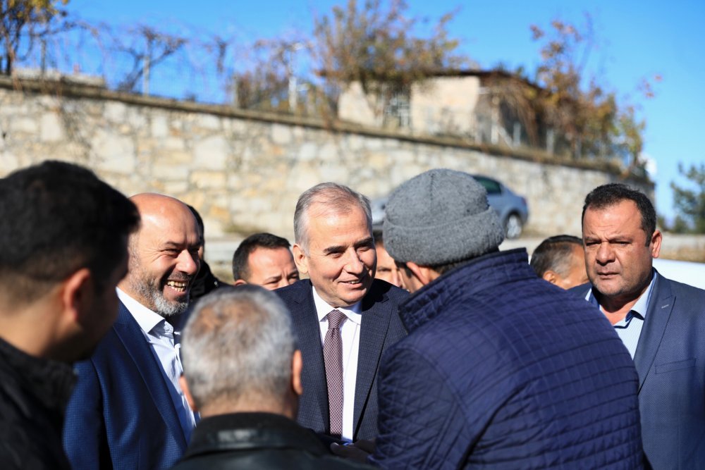 Başkan Osman Zolan Babadağlılarla kucaklaştı