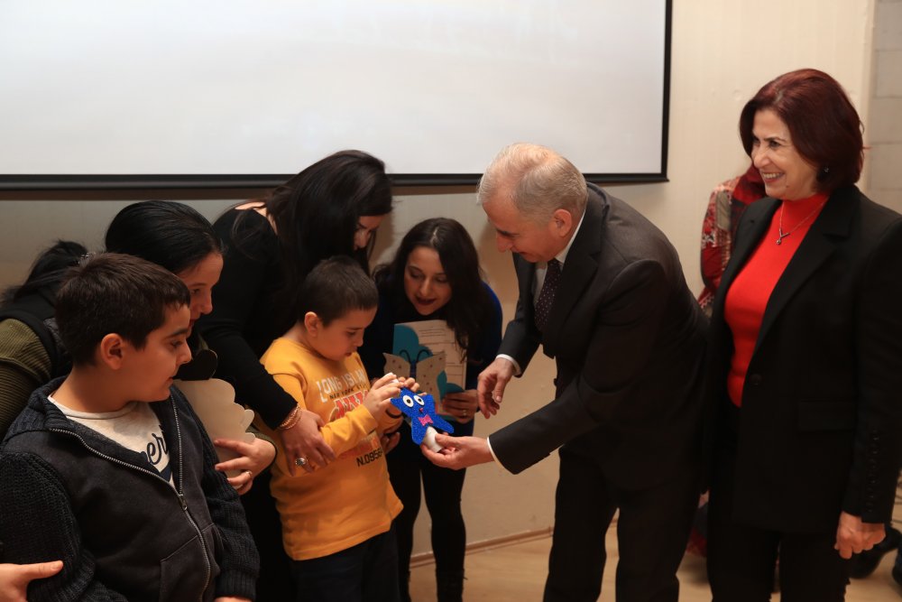 Başkan Osman Zolan, çocukların karne sevincini paylaştı