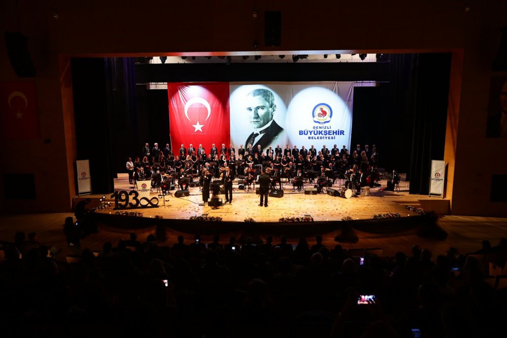 Atatürk, Denizli'de sevdiği şarkılarla anıldı
