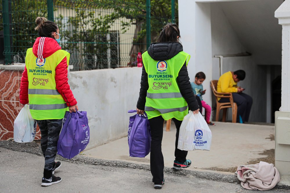 Büyükşehir'den İhtiyaç Sahibi Ailelere 25.000 Gıda Paketi