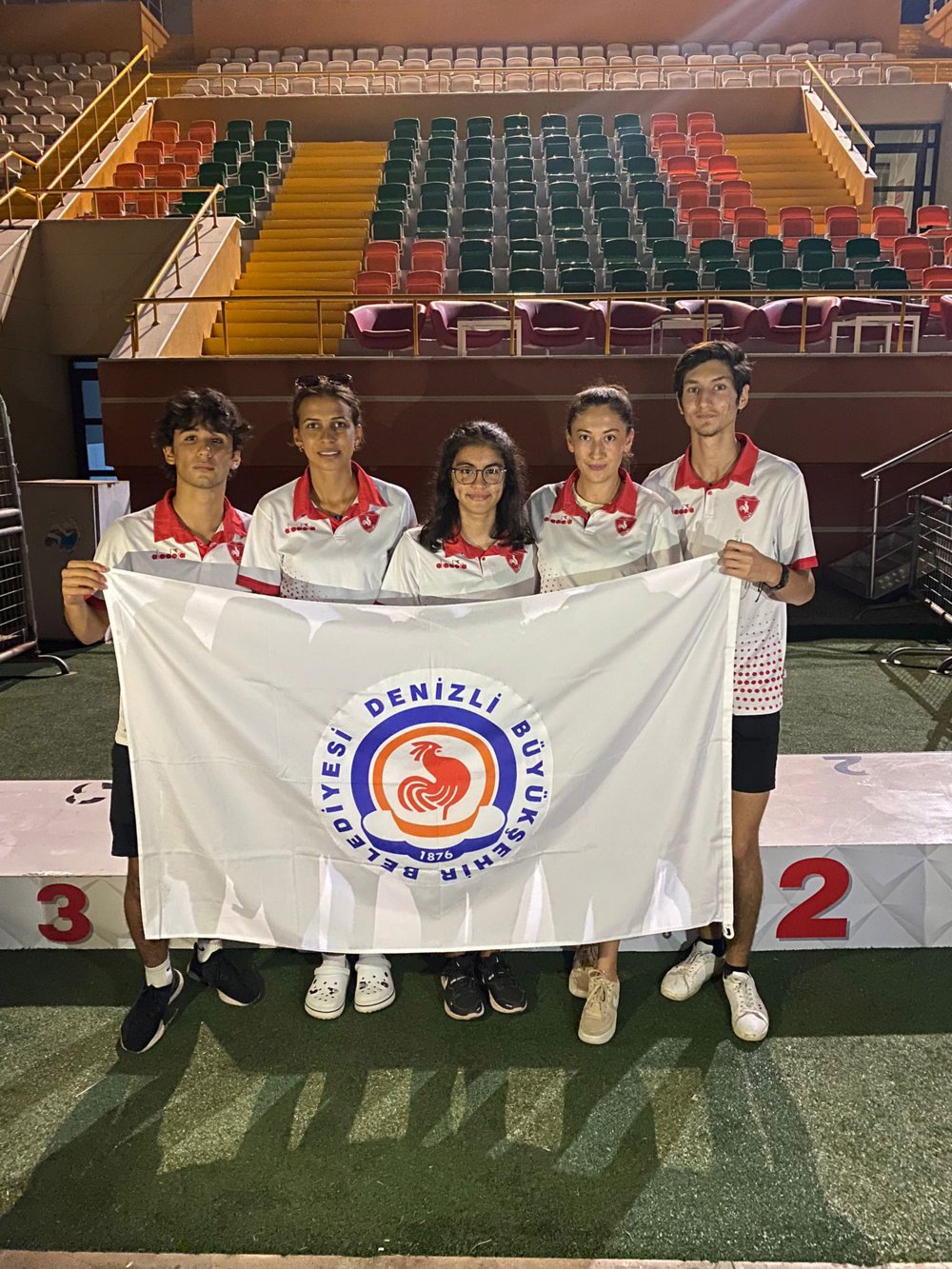 Denizli Büyükşehir Belediyespor Atletizm Takımı sporcuları U- 16 Türkiye Şampiyonası ve U-18 Olimpik Deneme Yarışması'nda 3 adet Türkiye derecesi aldı.