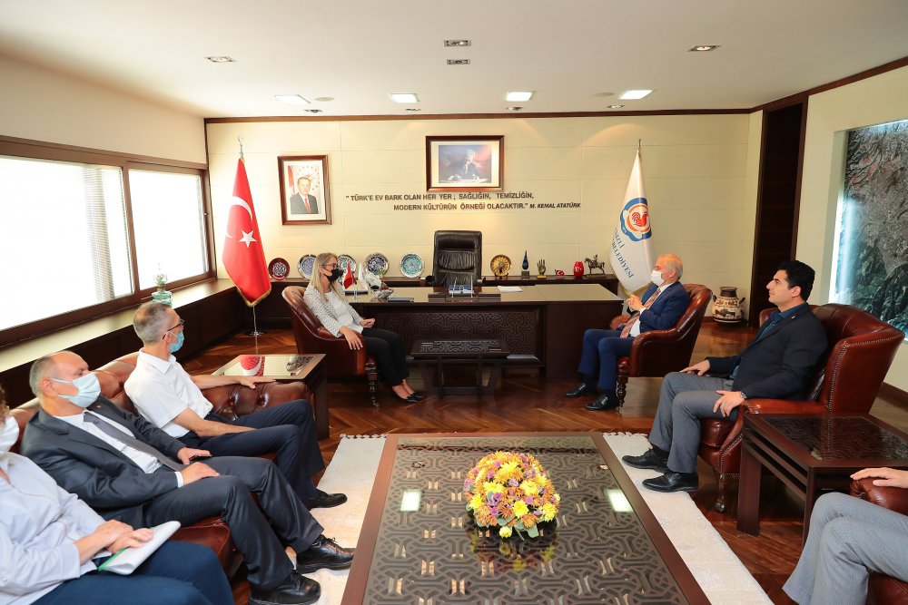 AK Parti Yerel Yönetimler Başkan Yardımcısı, İzmir Milletvekili ve TBMM İdare Amiri Ceyda Bölünmez Çankırı, Denizli Büyükşehir Belediye Başkanı Osman Zolan’ı ziyaret etti.