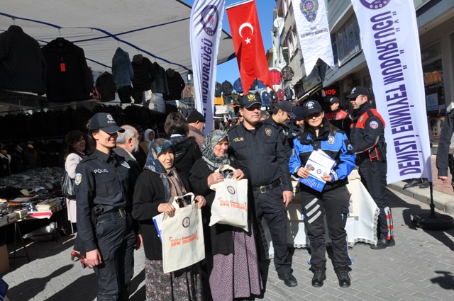 Polis Ekipleri Pazar Girişinde Bez Çanta Dağıttı