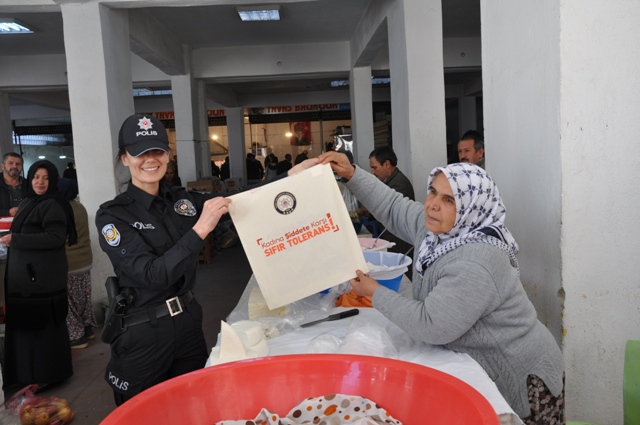 Polis Ekipleri Pazar Girişinde Bez Çanta Dağıttı