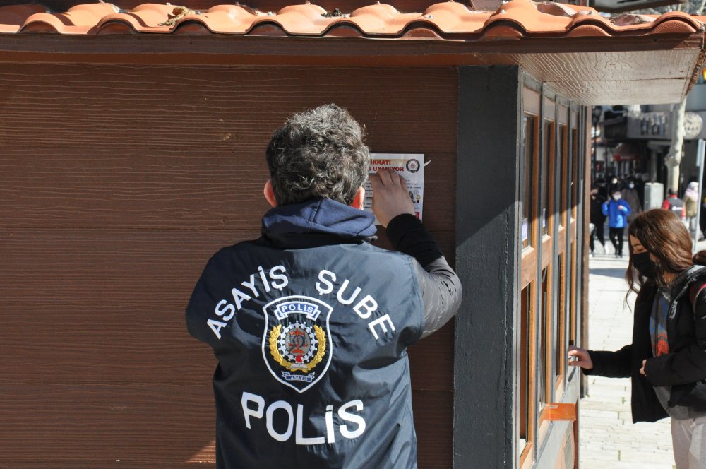 Polisler dolandrıcılığa karşı vatandaşlara broşür dağıttı