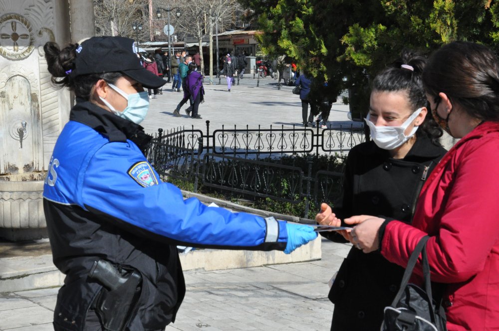 Polisler dolandrıcılığa karşı vatandaşlara broşür dağıttı