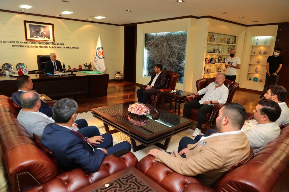 Denizlispor Kulübü Başkanı Mehmet Uz ve yeni yönetimi Büyükşehir Belediye Başkanı Osman Zolan'ı ziyaret etti.