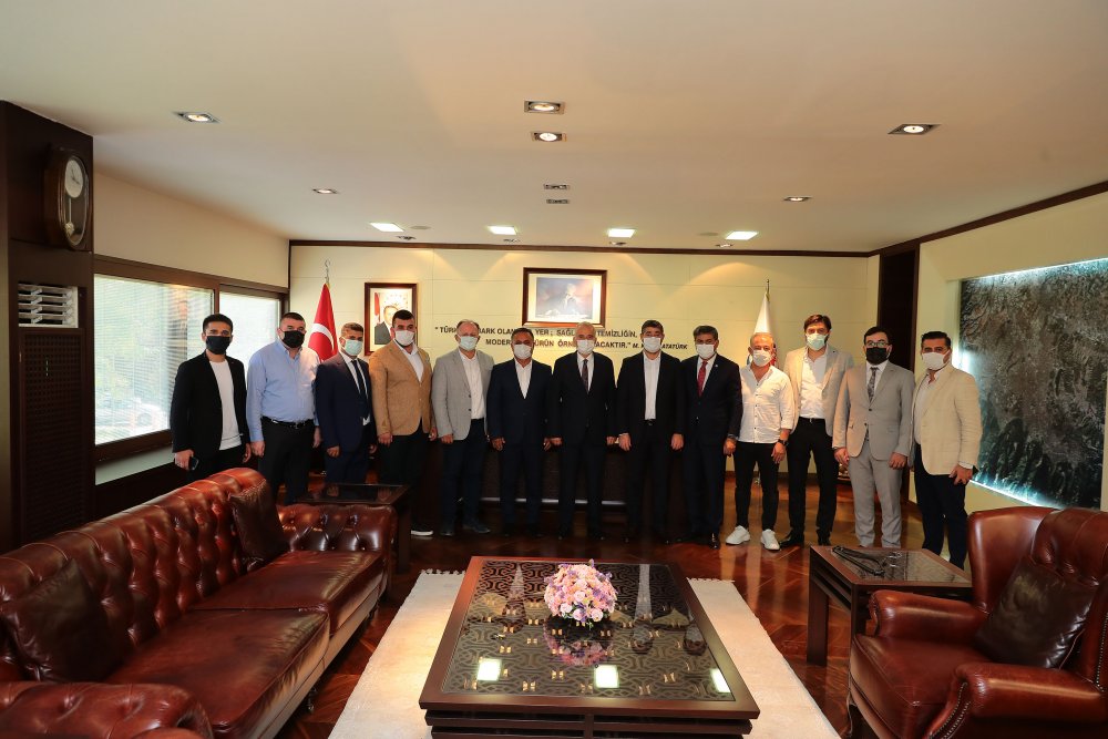 Denizlispor Kulübü Başkanı Mehmet Uz ve yeni yönetimi Büyükşehir Belediye Başkanı Osman Zolan'ı ziyaret etti.
