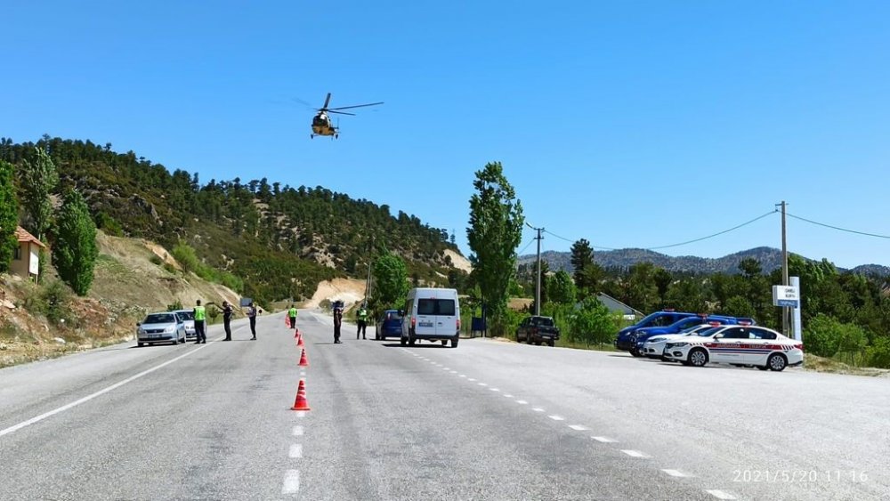 Denizli İl Jandarma Komutanlığı tarafından helikopter ve drone ile havadan denetim gerçekleştirildi.