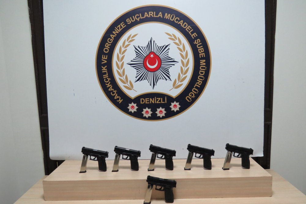 Denizli’de kaputa gizlenmiş 6 tabanca taşıyan 2 kişi tutuklandı