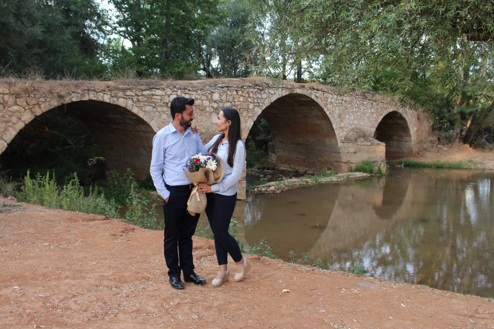 Denizli'nin Çal İlçesi'nde bulunan 8 asırlık Hançalar Köprüsü, muhteşem bir evlilik teklifine tanıklık etti.
