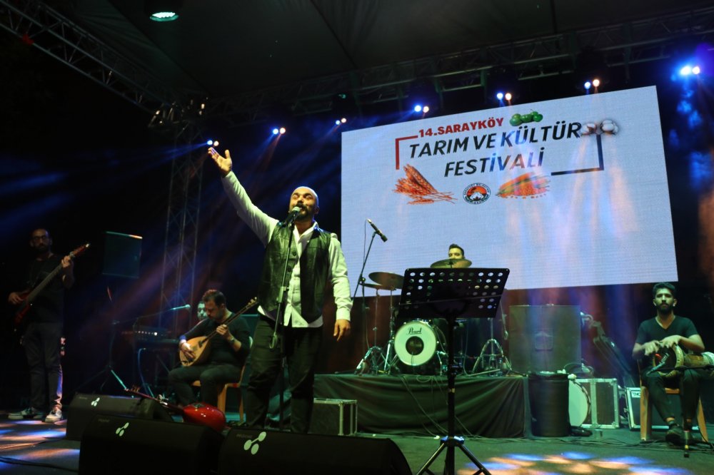 Festivalde Sarayköy’ün erik, koç ve buzağı enleri seçildi, akşam ise konserle şenlendi