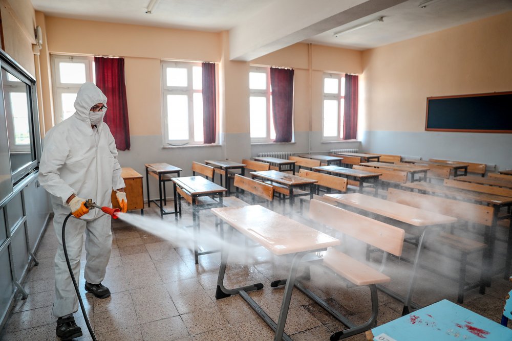 Pamukkale Belediyesi LGS Öncesi Okulları Dezenfekte Etti