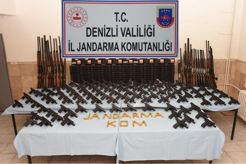 Denizli'de Jandarma'dan Silah Operasyonu: 3 gözaltı