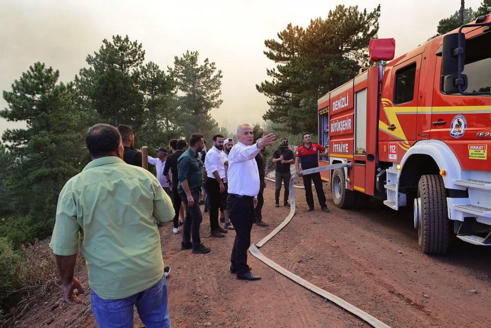 Orman yangınları nedeniyle Kale ilçe ziyaretini, ekipleri koordine etmek üzere yarıda kesen Başkan Osman Zolan, programını tamamladı. Bu süreçte Denizli'de 20'den fazla orman yangını yaşandığını belirten Başkan Zolan, yangınların seferberlik içinde söndürüldüğünü söyledi.
