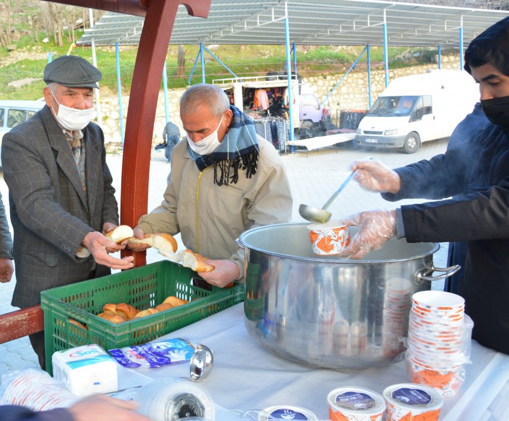 Babadağ’daki Pazarcılar Güne Sıcak Çorbayla Başladı