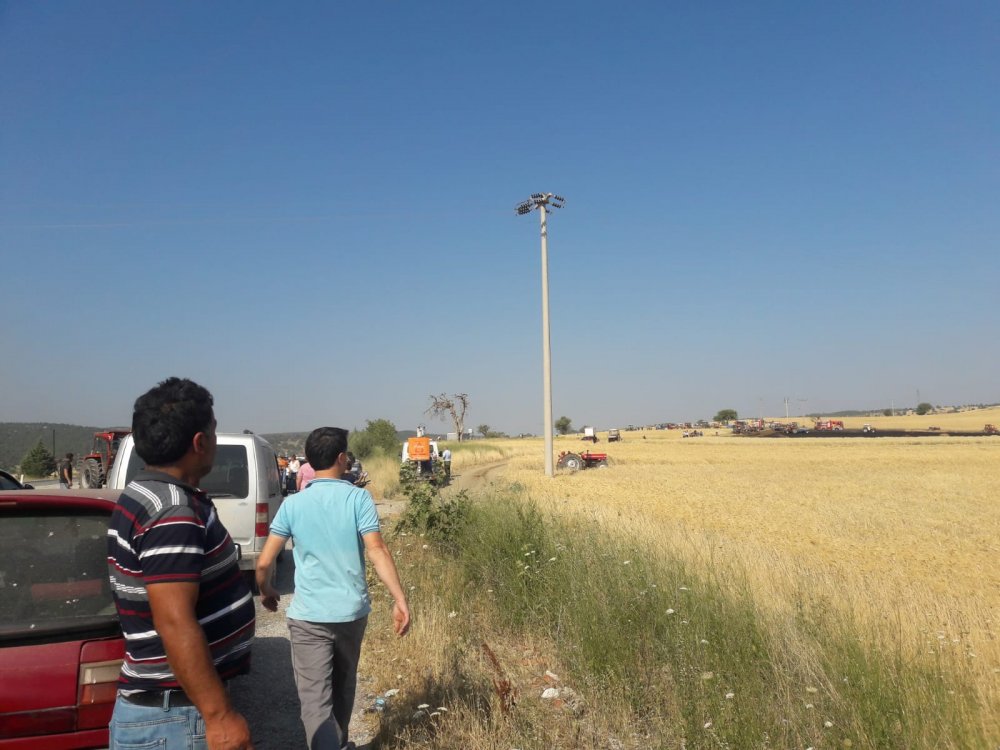 Denizli'nin Tavas ilçesinde 10 dekarlık ekili arazide yangın çıktı. Mahalleli yangına hep birlikte traktörlerle müdahale etti.