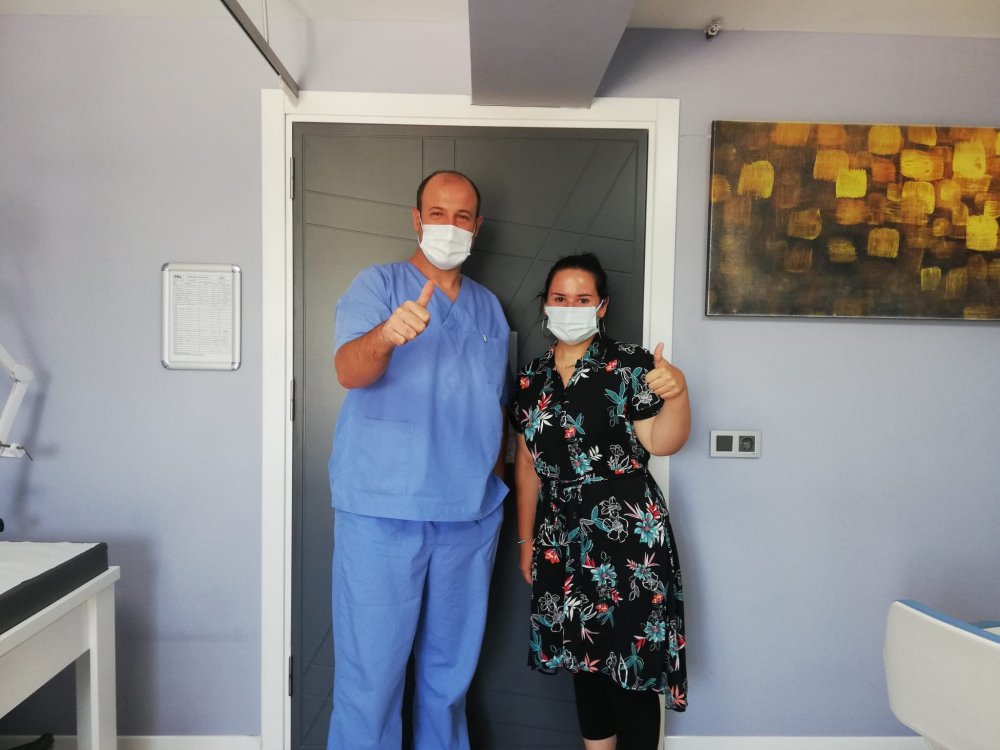 Özel Denizli Cerrahi Hastanesi’nde Op. Dr. Özgür Kaya’nın obezite ameliyatlarındaki başarısını duyan ve araştırmalarının ardından Belçika’dan Türkiye’ye gelen genç kız 8 ayda 54 kilo verdi.