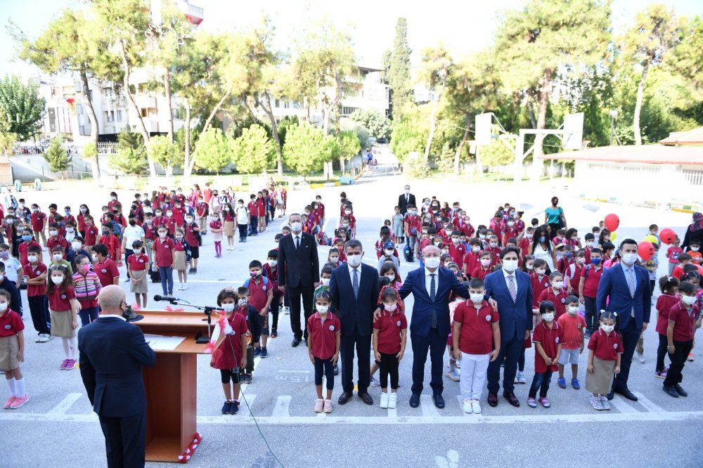 Denizli’de 2021-2022 eğitim öğretim yılı Gazi İlkokulu'nda düzenlenen töreni ile başladı. Yeni yılın ilk ders zilini, Vali Ali Fuat Atik çaldı.