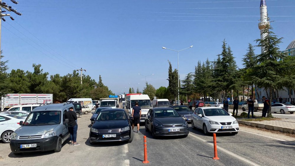 Sivaslı ilçesinde minibüsle çarpışan motosikletin 11 yaşındaki sürücüsü yaşamını yitirmişti. Olaydan sonra Uşak - Denizli Yolu vatandaşlar tarafından trafiğe kapatıldı.