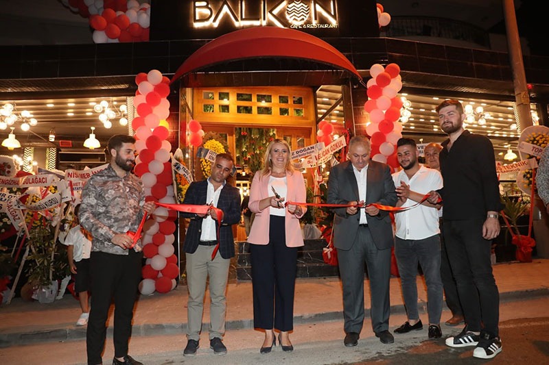 Denizli’de nargile ve yiyecek içecek alanında hizmet veren Balkon Cafe görkemli bir açılış töreniyle faaliyete girdi.