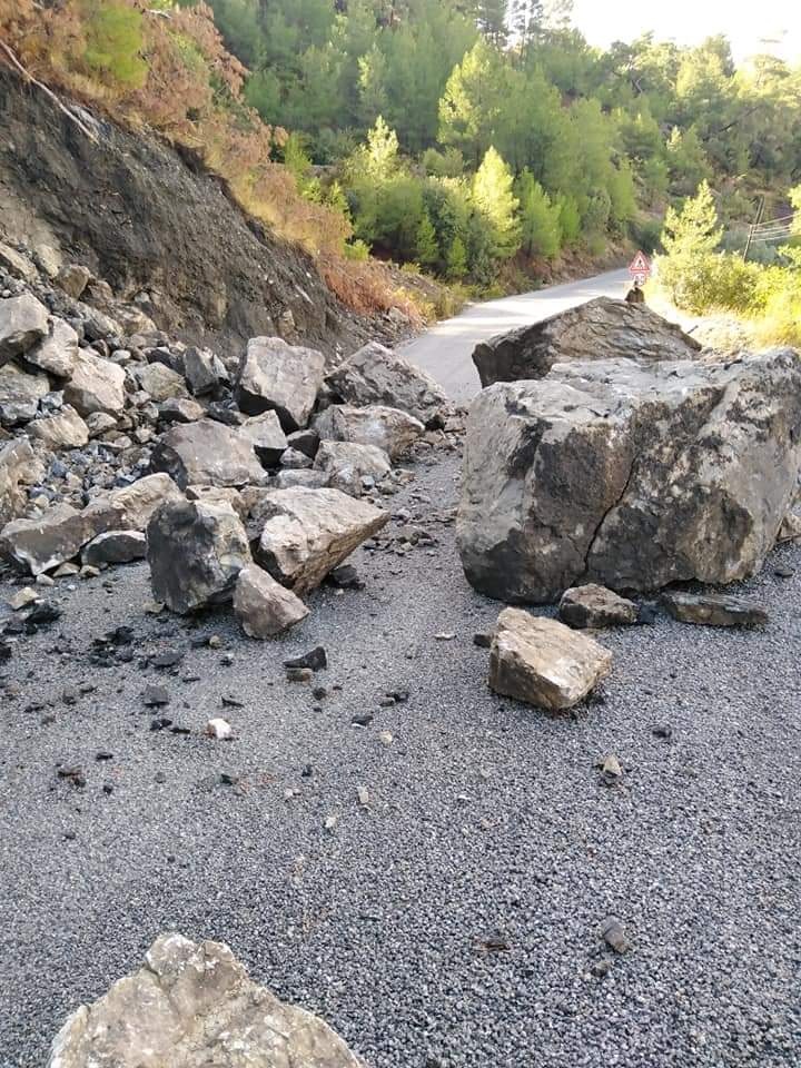 Muğla'da aşırı yağış nedeniyle Muğla'nın Dalaman İlçesi Narlı Mahallesi'nde yol kapandı. Acıpayam - Muğla yolu arası yağıştan sonra kayaların devrilmesi sonucu tamamen trafiğe kapandı.