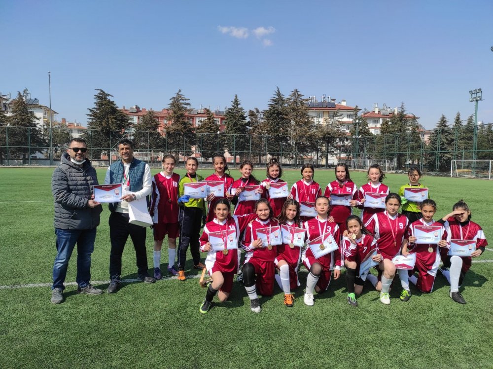 Futbol Okul Sporları Yıldız Kızlarda il birincisi olan ve Denizli'yi temsil eden Nermin Osman Akça Ortaokulu Türkiye Şampiyonasına katılmaya hak kazandı. 