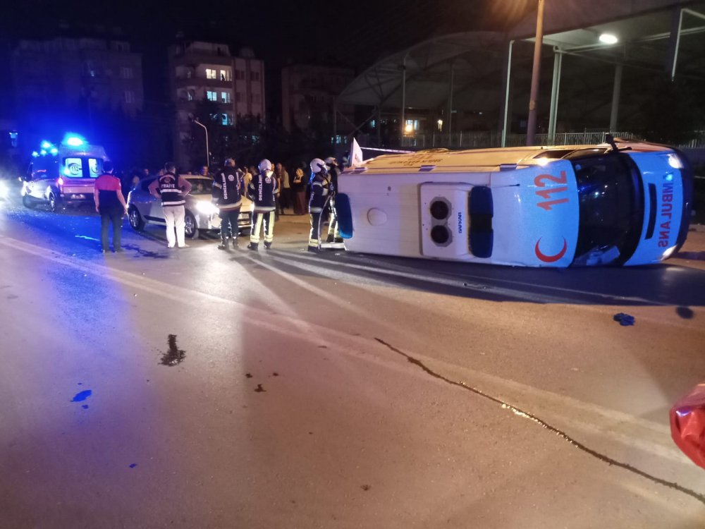 Denizli'de Ambulans İle Otomobil Çarpıştı: 7 Yaralı