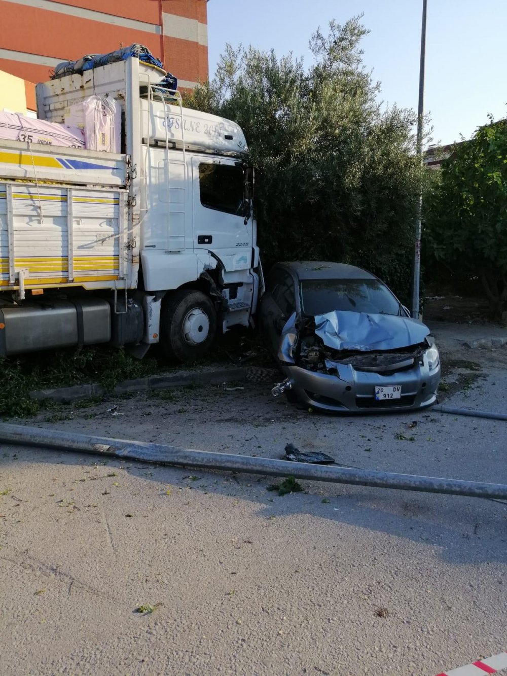 Denizli'de Otobüs, Tır ve Kamyonetin Karıştığı Zincirleme Kazada 4 Yaralı