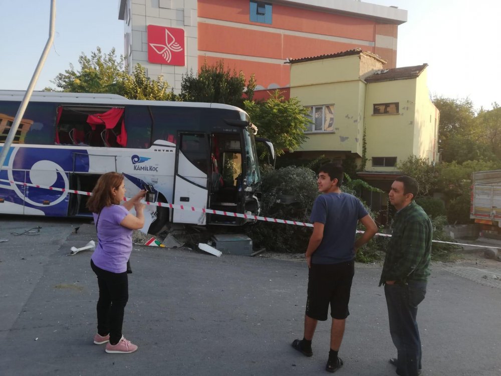 Denizli'de Otobüs, Tır ve Kamyonetin Karıştığı Zincirleme Kazada 4 Yaralı