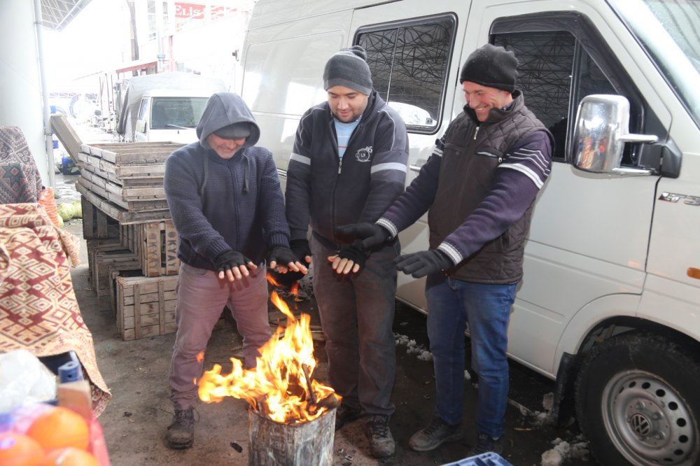 Denizli'de soğuk hava ve kar pazarı vurdu