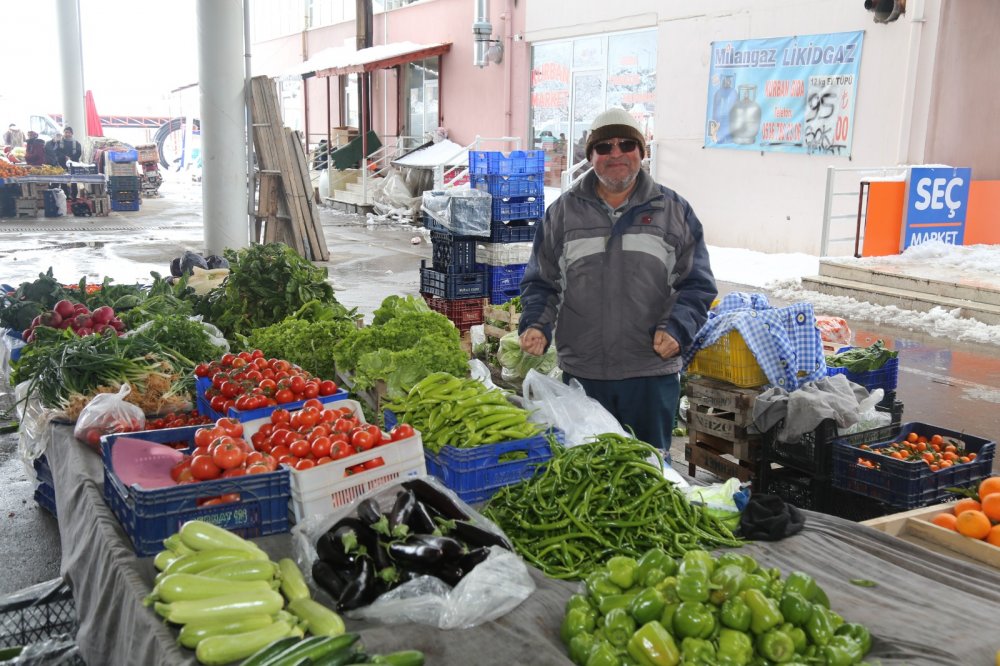 Denizli'de soğuk hava ve kar pazarı vurdu