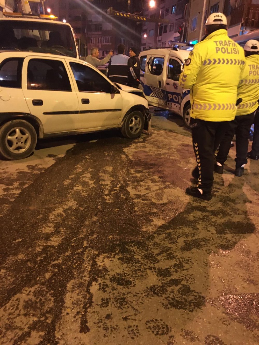 Denizli'de otomobil ile polis aracı çarpıştı: 2'si polis 3 kişi yaralandı
