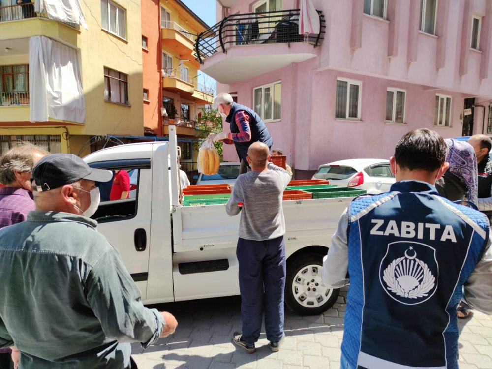 Sokağa çıkma yasağı olan Denizli'de vatandaşlara ekmek dağıtımı başladı