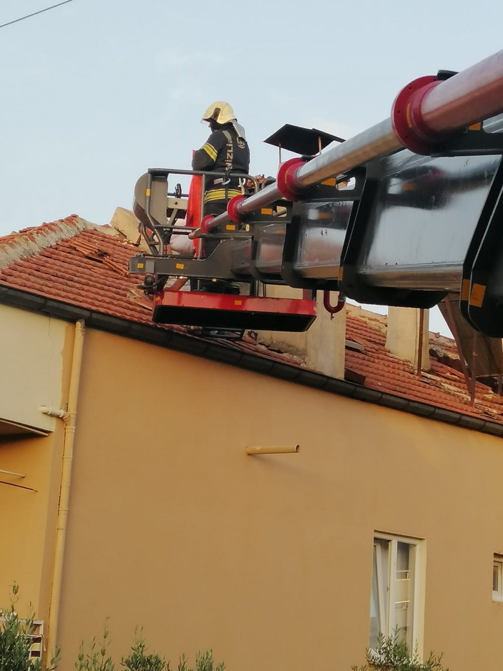 Evinin Çatısını Tamir Ederken Fenalaşan Adamı İtfaiye Kurtardı