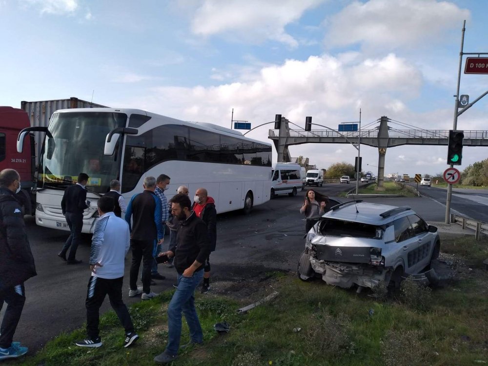 Kızılcabölüksporlu futbolcuları taşıyan otobüs kaza yaptı