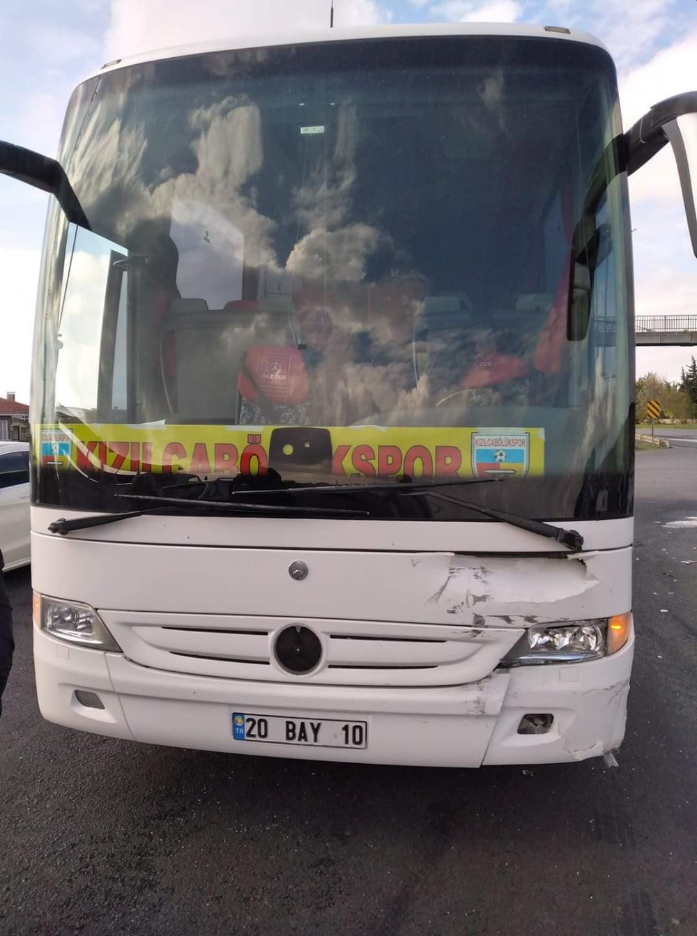 Kızılcabölüksporlu futbolcuları taşıyan otobüs kaza yaptı