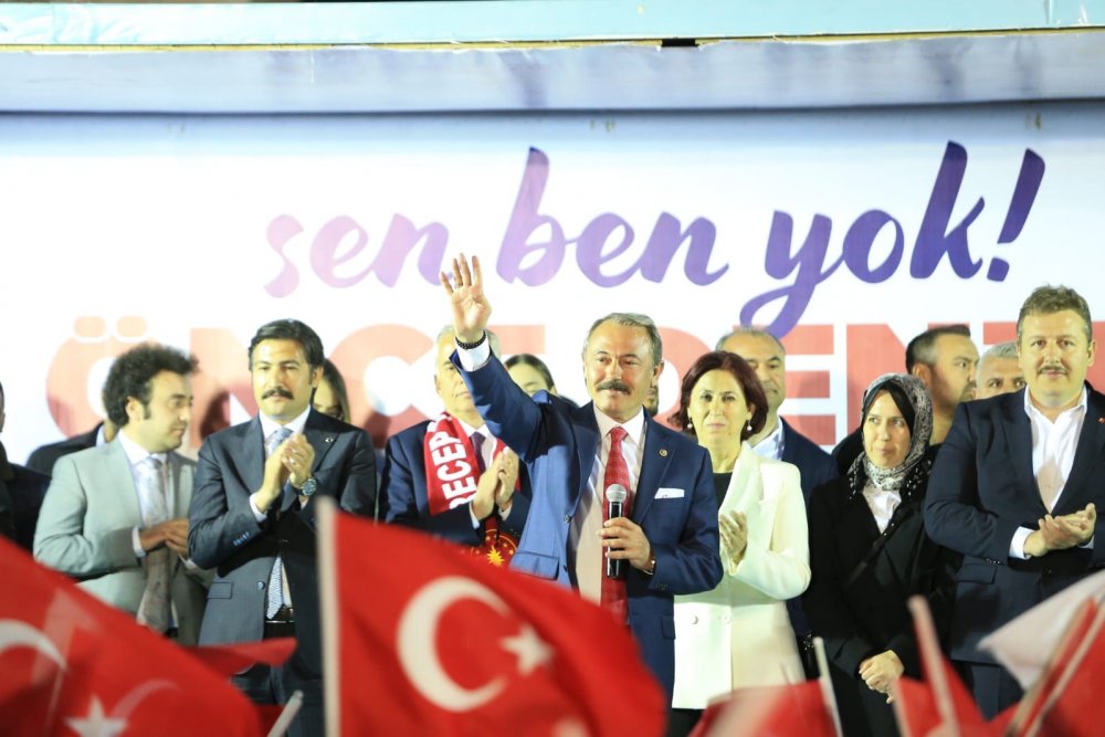 Milletvekili Şahin Tin, herkesi ev ve işyerlerine Türk Bayrağı asmaya çağırdı
