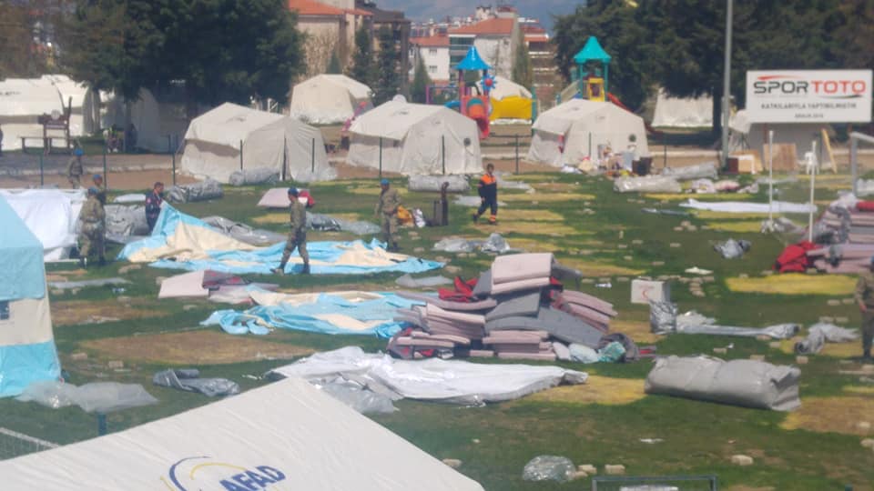Deprem Bölgesinde Çadırlar Toplanıyor