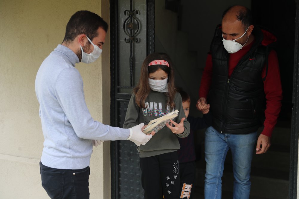 Pamukkale Belediyesi’nden Evde Kalmak Zorunda Olanlara Kitap Servisi