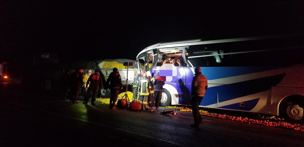 Son Dakika! Bozkurt'ta Otobüs Tıra Çarptı 1 Ölü 21 Yaralı