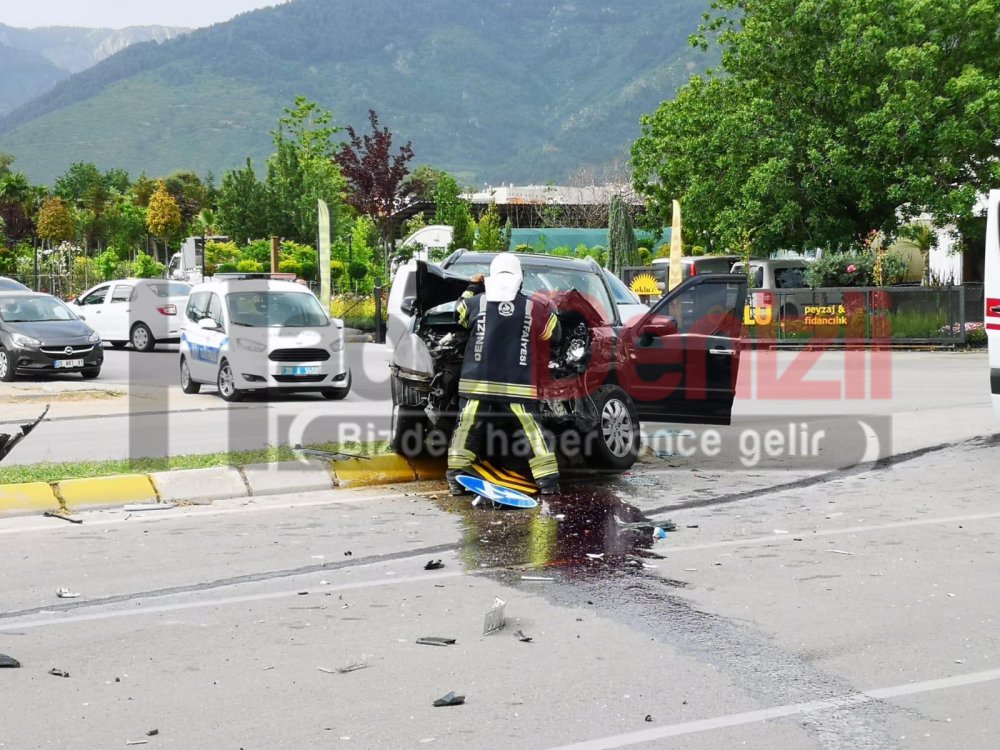 Öğrenci Servisiyle Otomobil Çarpıştı: 14 Kişi Yaralandı