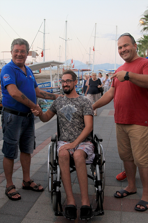 Bedensel Engelli Denizli AKUT Lideri Tekerlekli Sandalyeyle Su Altında