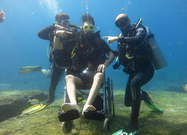 Bedensel Engelli Denizli AKUT Lideri Tekerlekli Sandalyeyle Su Altında​​​​​​​