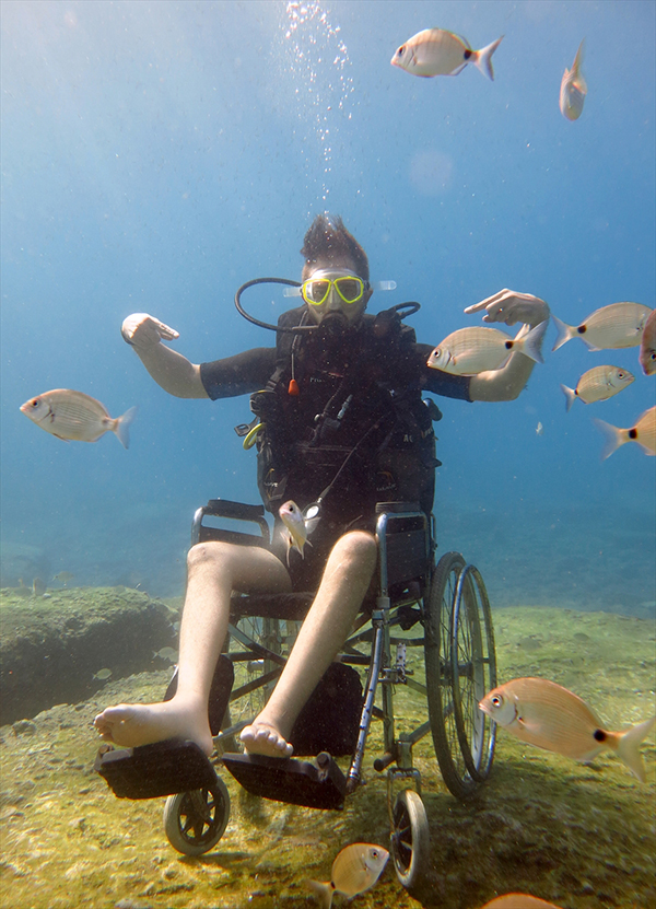 Bedensel Engelli Denizli AKUT Lideri Tekerlekli Sandalyeyle Su Altında​​​​​​​