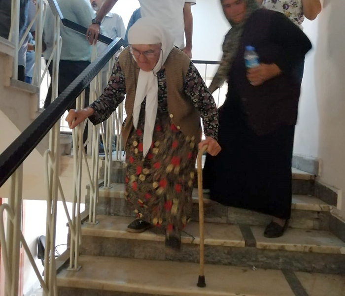 90 Yaşındaki Acıpayamlı Depremzede Toplantıya Bastonla Geldi