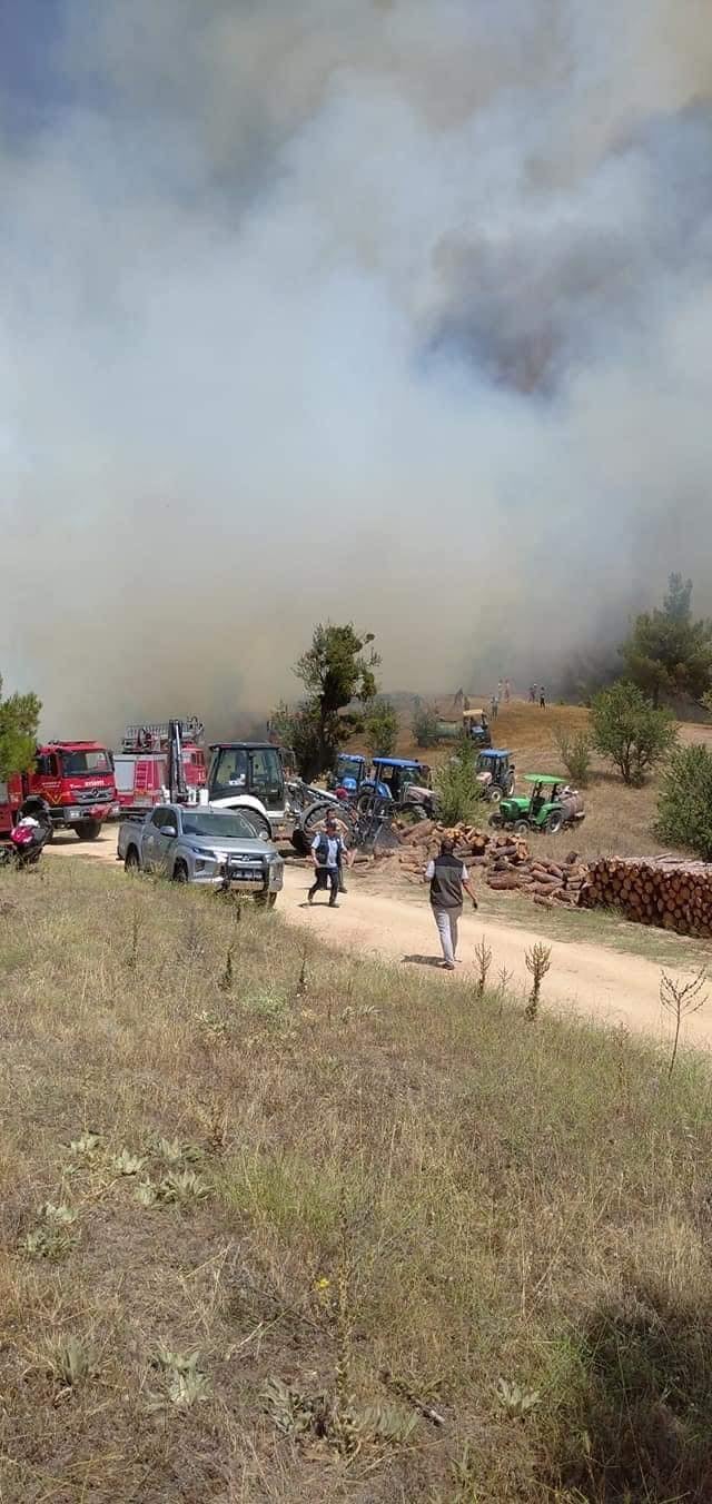 Denizli’de ormanlık alanda başlayan yangın için ekipler bölgeye sevk edilirken vatandaşlar ise yangın bölgesine yardıma koşuyor.
