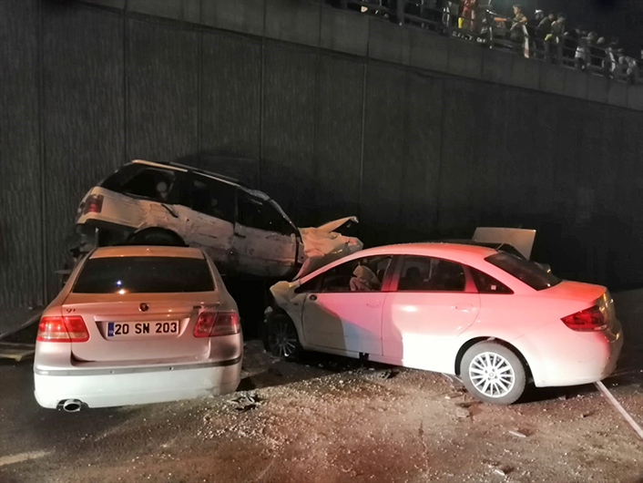Denizli'de zincirleme trafik kazası: 4 yaralı