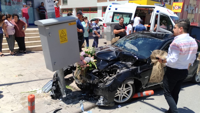 Denizli'de Gelin Arabası Kaza Yaptı, Gelin Damat Yaralandı